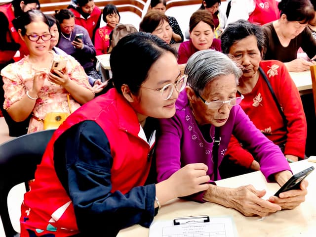 坪山社区:智慧助老出新招,长者解锁AI新技能