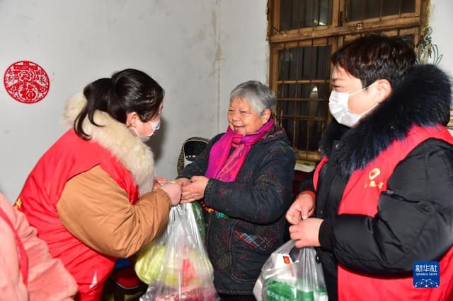南昌:雨雪天“暖心服务队”在行动