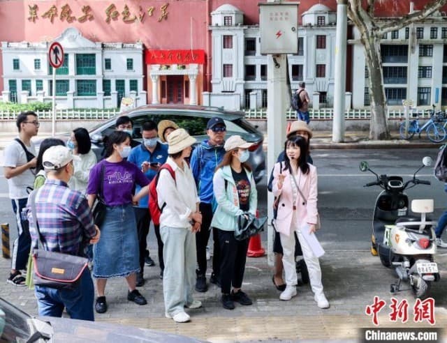 武汉:志愿者带游客开启“走读”城市之旅