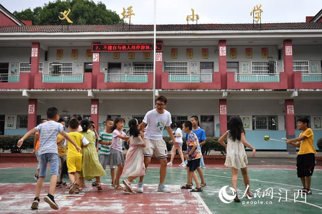 江西南昌:山村支教 情暖山区留守儿童